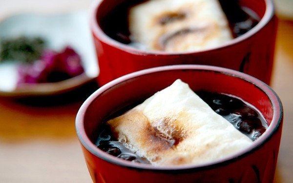 寒い時期に食べたくなる「ぜんざい」と「おしるこ」違いは作る工程に