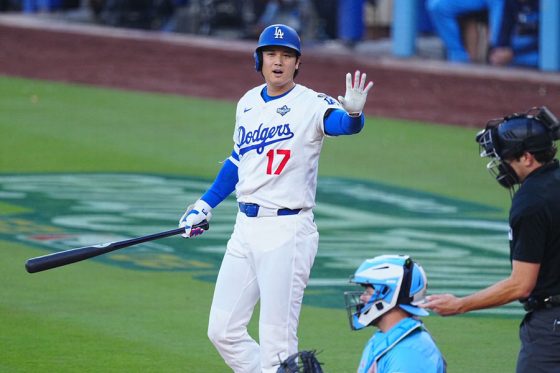 Bジェイズ戦の第1打席、5球目のストライク判定に驚くドジャース・大谷翔平【写真:荒川祐史】