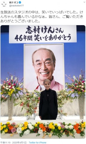 志村さんの写真の前に立つ研ナオコ(画像は『研ナオコ 2020年4月1日付Twitter「生放送のスタジオの中は、笑いでいっぱいでした。」』のスクリーンショット)