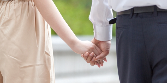 不倫はあくまで“少数派”だからこそドラマや記事のネタになる（EKAKI / PIXTA）