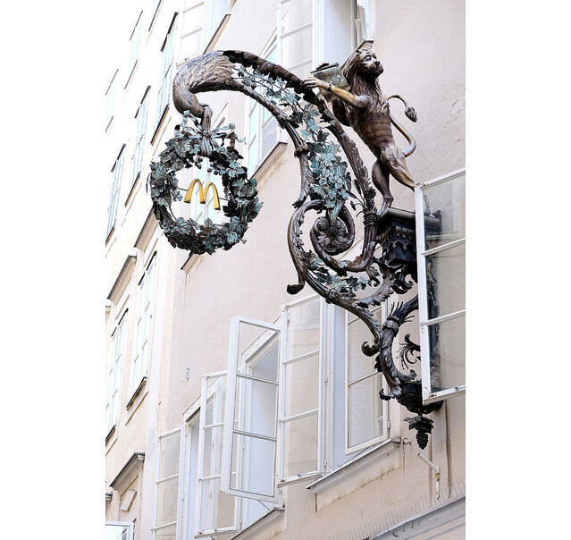 え、これがマック?】オーストリアのマックの看板がエレガントすぎる