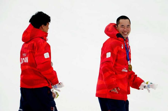 スノーボード男子ビッグエアで金の木村葵来（右）と銀の木俣椋真【写真：ロイター】
