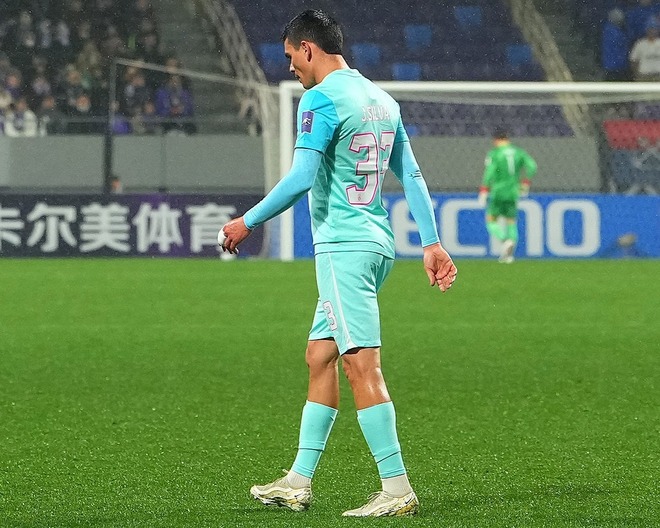 ジョホールDFが“手”でシュートブロック。主審は迷わずレッドカードを提示した。（C）Getty Images