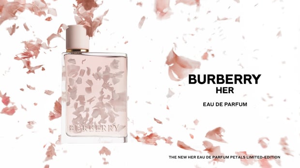 バーバリー ビューティ」定番香水に限定デザイン登場 ボトル内をピンク