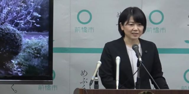 定例記者会見に登壇する小川市長(前橋市公式ユーチューブより)