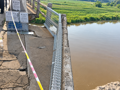 山東の橋で路面の一部が脱落
