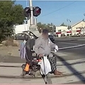 車いすの車輪がレールに挟まってしまった男性（画像は『New York Post　2020年8月13日付「California cop saves man whose wheelchair got trapped in train tracks」（Lodi Police Department）』のスクリーンショット）