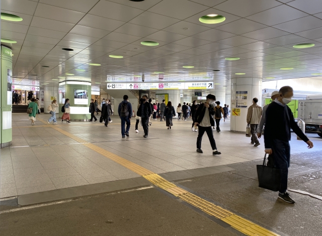 「罰が当たった」女性狙いの“ぶつかりおじさん”、いかつい男性に反撃され吹っ飛ぶ 目撃者の40代女性【衝撃エピソード再配信】