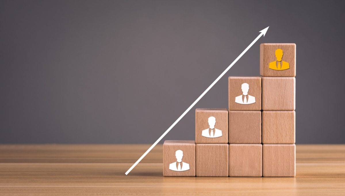 「課長から部長に昇進すると年収が大幅向上」公的データをもとに解説