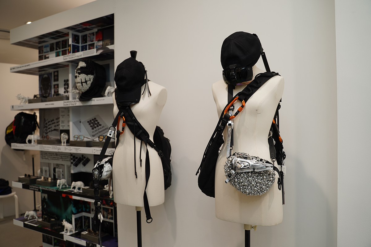 Dyson PORTER headphones and shoulder bag 画像】ダイソン×PORTER