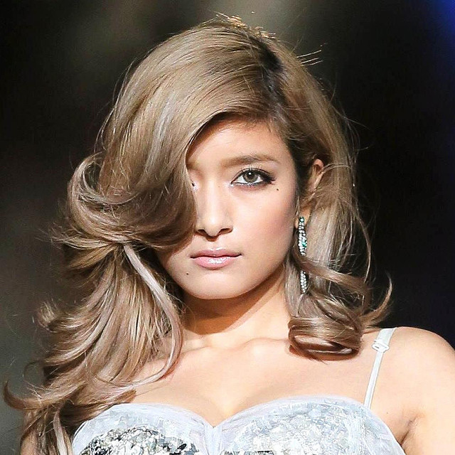 ローラ 夏に向け新ヘアスタイルを披露 ８０年代風な前髪をつくって