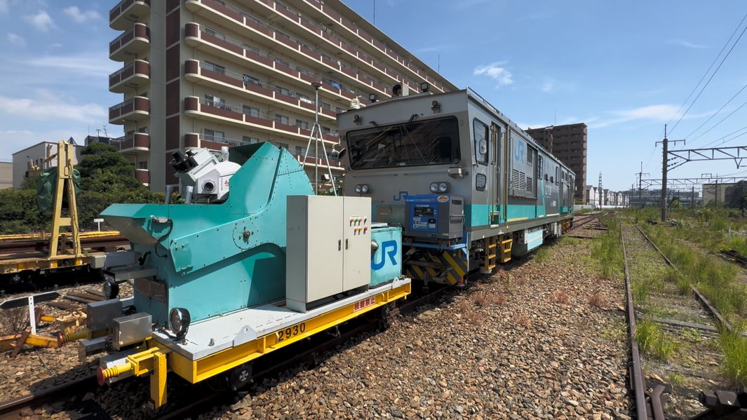 MMS機器を搭載した台車。後方に映るレール探傷車に牽引される（JR西日本提供）