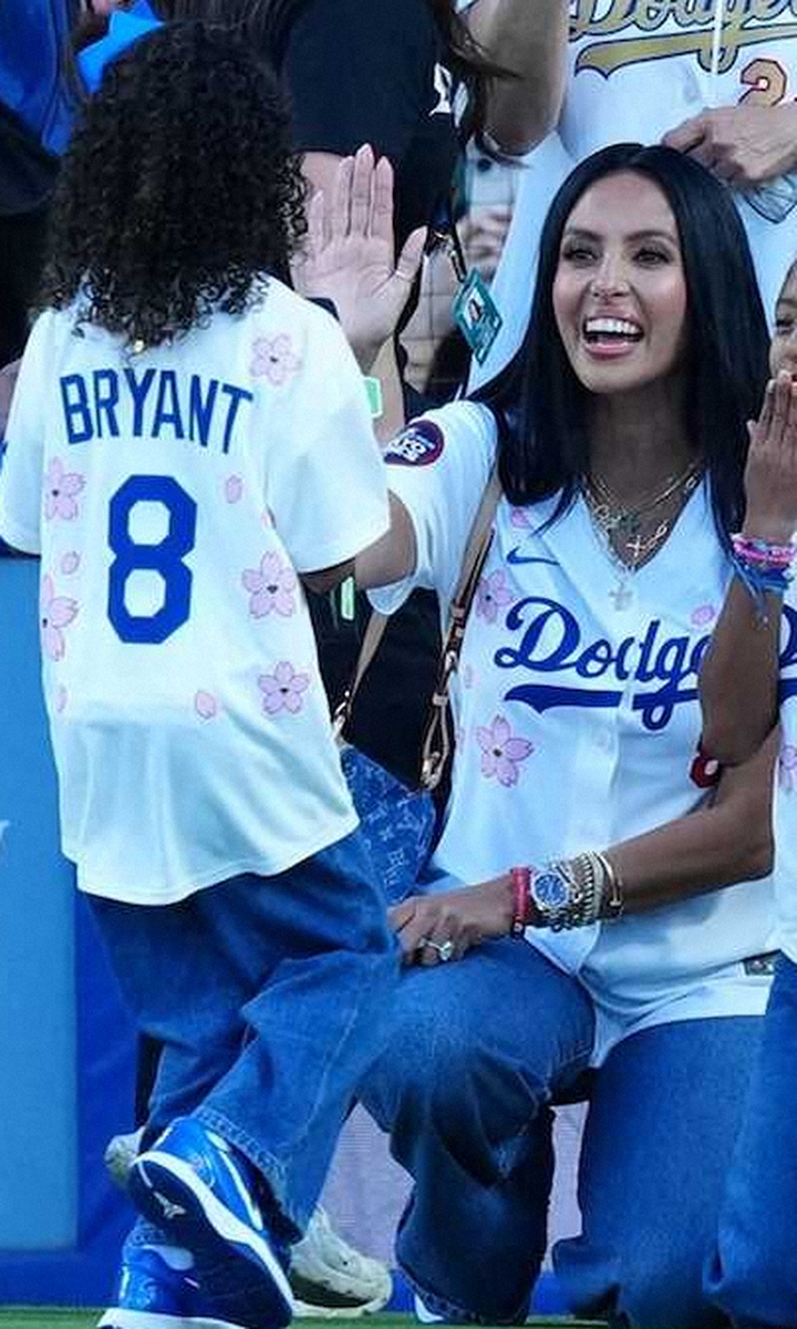 ドジャース コービーさんボブルヘッド人形配布 始球式には三女が