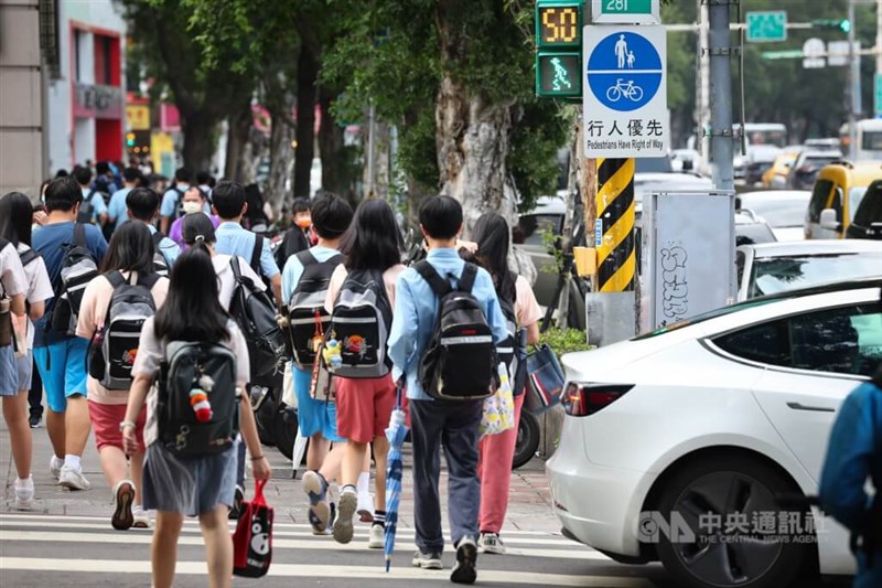 道路を渡る放課後の児童・生徒(資料)