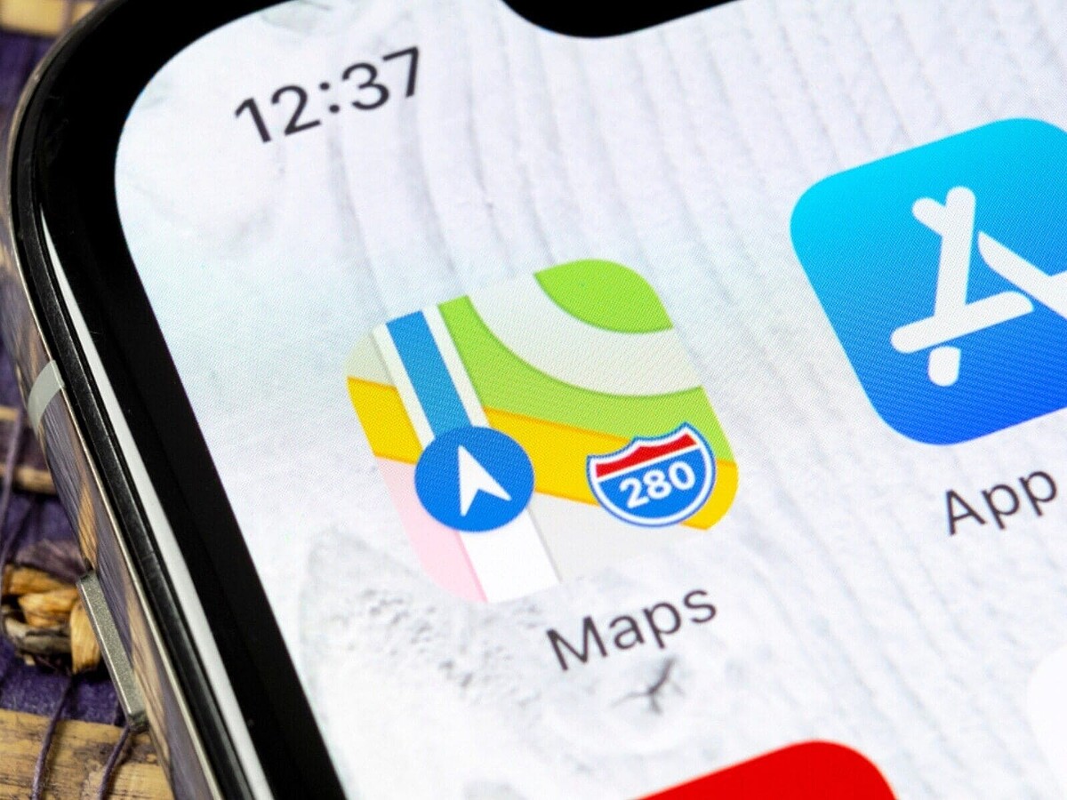  All About編集部は全国10〜70代の男女300人を対象に、「スマホアプリ」に関するアンケートを実施しました。「好き＆よく使う地図アプリ」ランキング、2位「Apple Maps」、では1位は？ ※画像：Shutterstock.com 