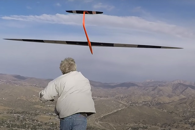 ��ư���RC���饤�����κǹ�®����������Ͽ��ư�Ϥʤ��ǻ�®882km