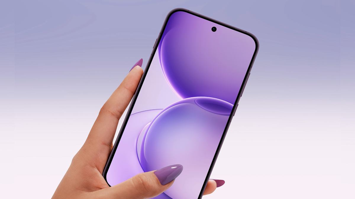 OPPO Reno16 5Gが2026年8月17日より販売開始される。6.3インチのコンパクトなボディに6,700mAhの大容量バッテリーと全カメラ約5,000万画素を搭載。片手で扱いやすいサイズ感とバッテリー持ちを両立したい人におすすめの一台だ。