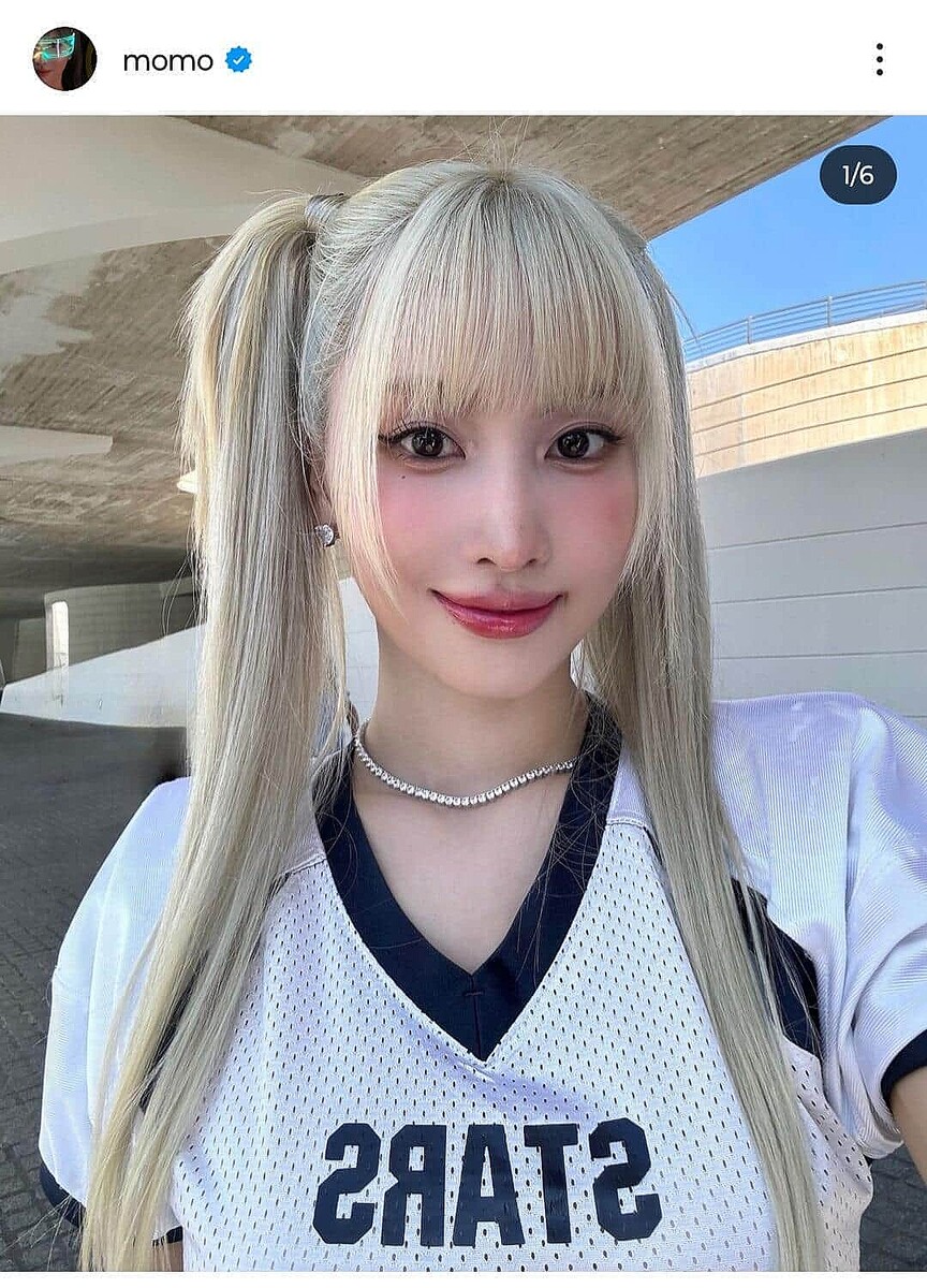 TWICEモモ、ミニ丈トップスで美しいおヘソ見え 28歳の誕生日に