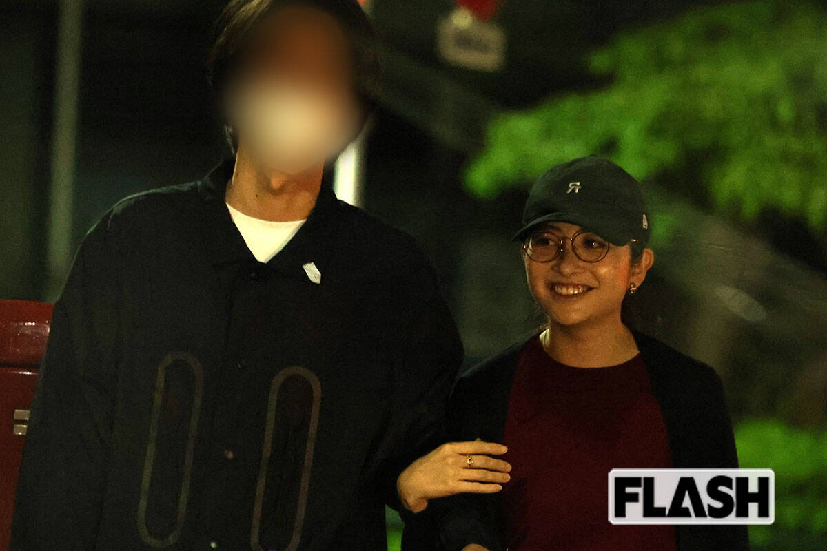  “ミスター慶應”彼氏と腕を組む日比麻音子アナ（写真・伊藤 修） 