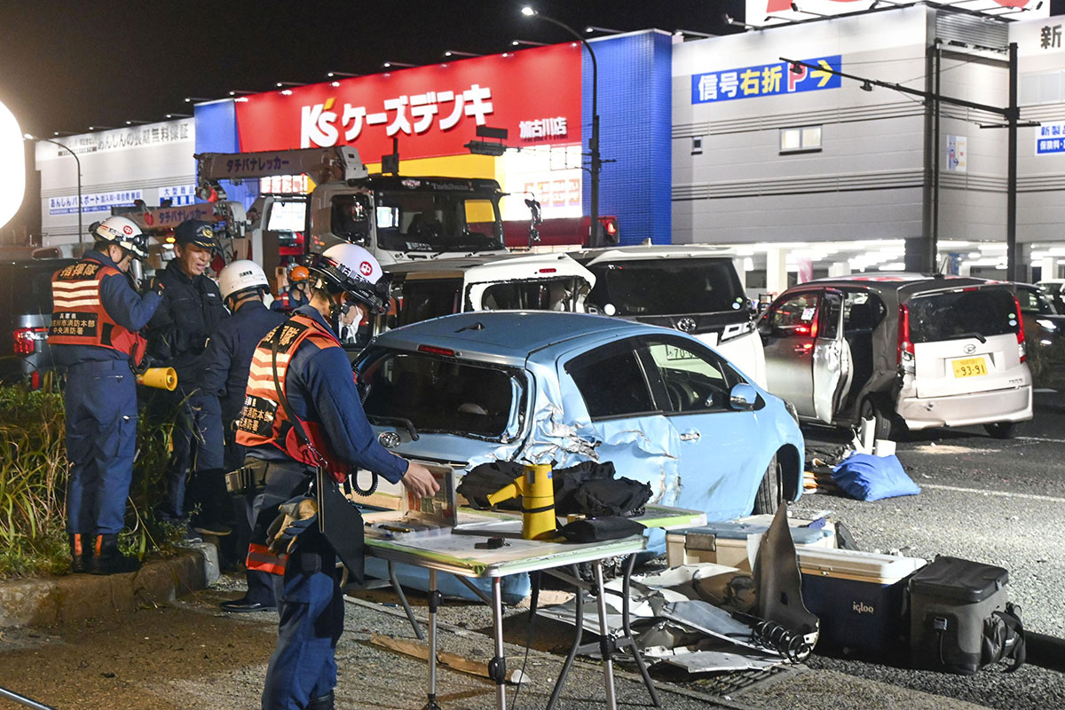  11月4日午後4時半ごろ、兵庫県加古川市の国道250号の交差点付近で、車約10台が絡む事故が発生。男性1人が死亡、17人が負傷した（写真・共同通信） 