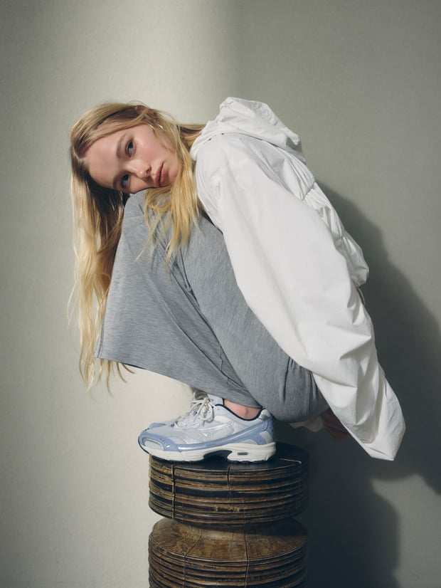 ミズノがエミとのコラボ第2弾発売 2000年代のランニングモデルを別注した一足