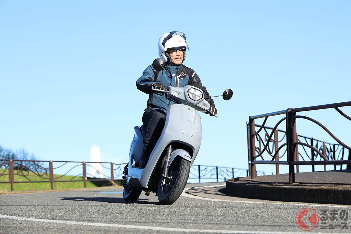  ヤマハの電動スクーターJOG E(原付一種)は、東京・大阪の地域限定で先行販売され、購入時にバッテリーシェアサービスのGachacoを契約します。JOG Eに乗る筆者近藤スパ太郎。(Photo by：高橋進) 