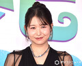 にんじんマイクに笑顔をみせたME:I MOMONA （C）ORICON NewS inc.