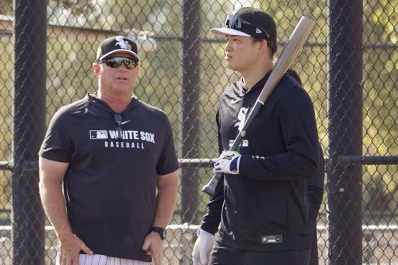 ホワイトソックスの村上宗隆とフィル・ネビン氏【写真：小谷真弥】