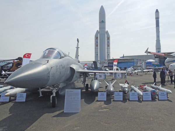 JF-17のブロック1仕様機。2015年にフランスで開催されたパリエアショーにて（竹内 修撮影）