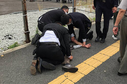 事件現場で取り押さえられた山上被告