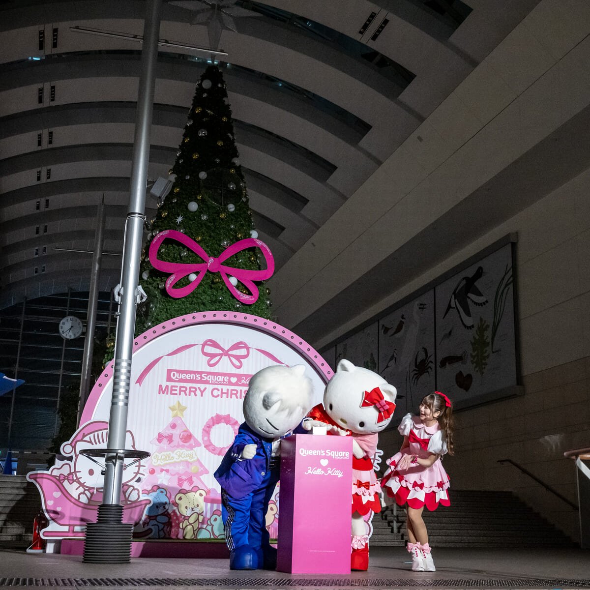 ハローキティとディアダニエルのツリーやアーチ！クイーンズスクエア