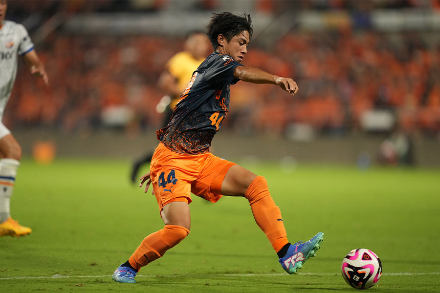 18歳のドリブラー・西原源樹【写真:Getty Images】