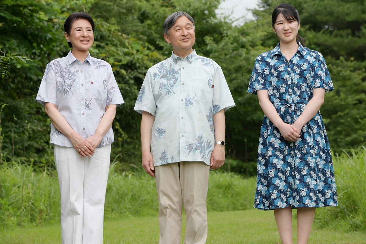  那須御用邸内を散策される天皇ご一家（写真：JMPA・2025年7月18日） 