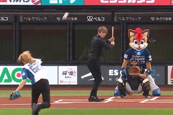 始球式に登場した鬼龍院翔さん（手前）と打席に立つGACKTさん【画像：パーソル パ・リーグTV】