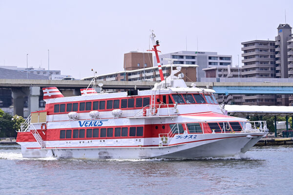 新造船に代替される九州郵船の「ヴィーナス2」（深水千翔撮影）