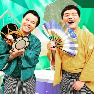 狂言風スタイルのネタが特徴のすゑひろがりず(画像は『【公式】やすとものいたって真剣です 2020年8月26日付Instagram「M-1ファイナリスト すゑひろがりずさん参上」』のスクリーンショット)