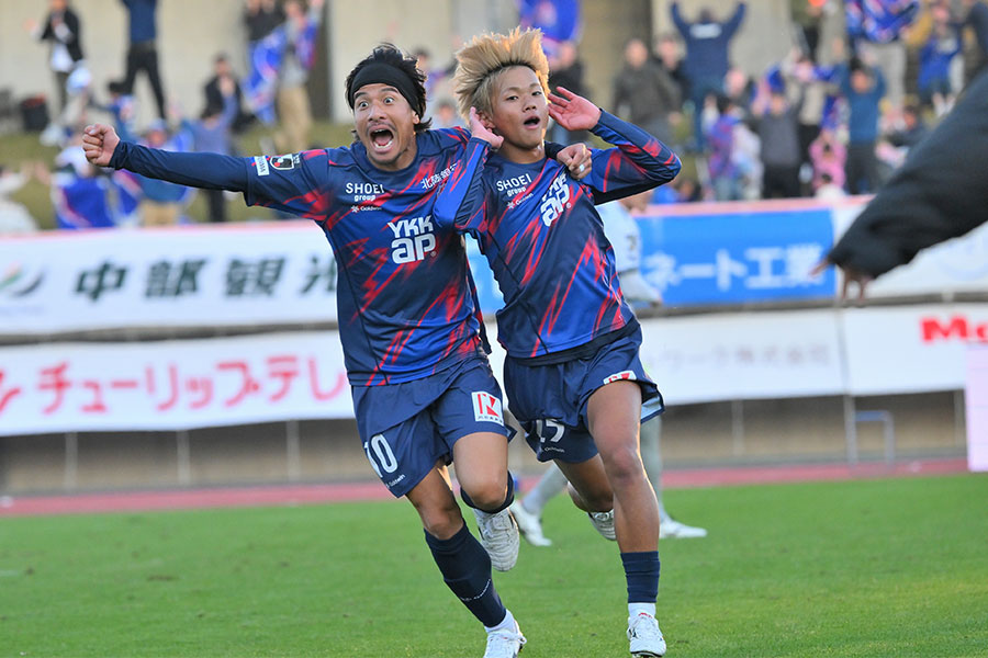 衝撃ゴールを決めた亀田歩夢（右）【写真：Getty Images】