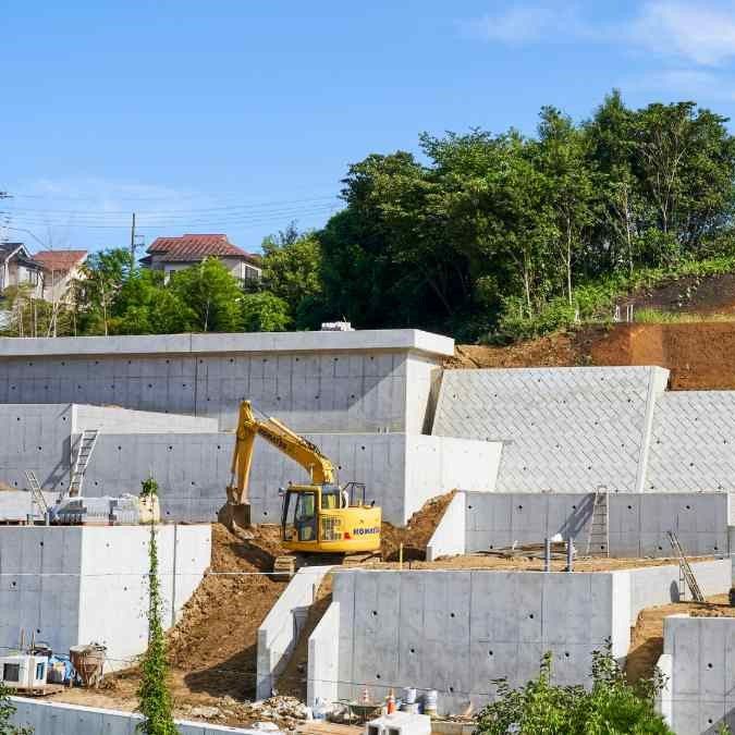 擁壁を用いた傾斜地の宅地造成は今も日本各地で進められている(写真:sarakazu/PIXTA)