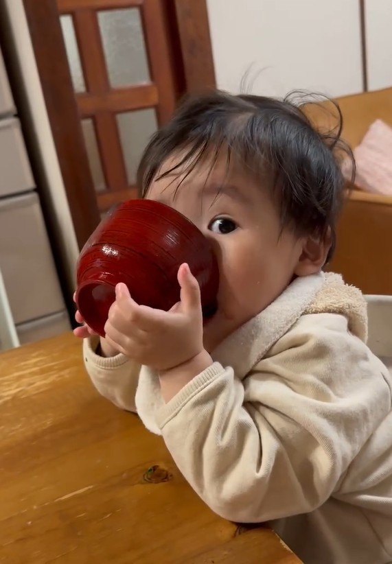 お椀の影からチラ見(ona_ona_16_さんThreadsより)