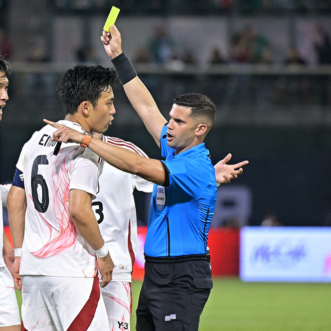 なぜイエローカード？ 遠藤が詰め寄っているシーンからもそれは分かる。写真：金子拓弥 (サッカーダイジェスト写真部／本誌特派)