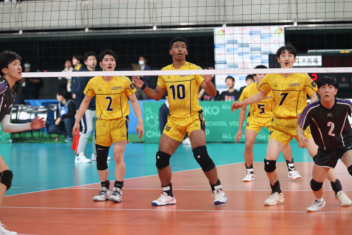 フルセットにもつれるも最終セットは大差をつけて愛工大名電が常翔学園