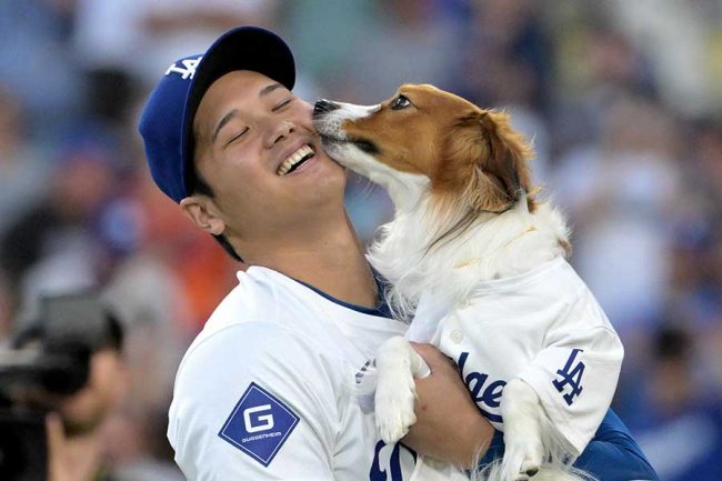 ドジャースの大谷翔平と愛犬デコピン【写真:ロイター】