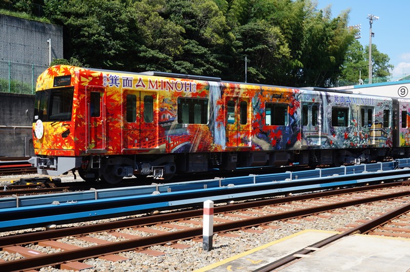 北急9000形増備車のラッピング電車が走り出す 箕面市の暮らしや観光の