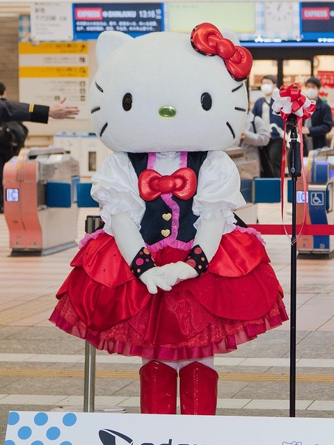 キティちゃんやシナモロールたちをデザイン！小田急多摩センター駅