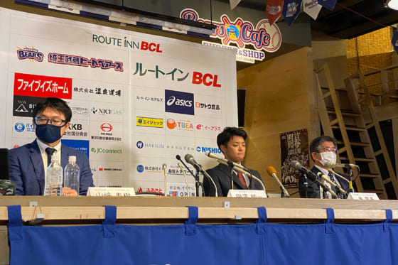 各球団の選択終了を目をつぶって聞く角晃多監督（中央）【写真：編集部】