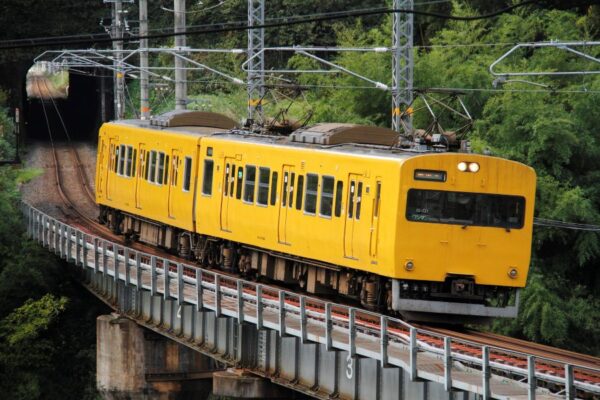 伯備線を走る115系(画像:PIXTA)