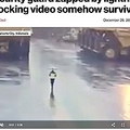 桢򤵤⤤ƤʲϡNew York Post2021ǯ1228աSecurity guard zapped by lightning in shocking video somehow survivesס٤Υ꡼󥷥åȡ