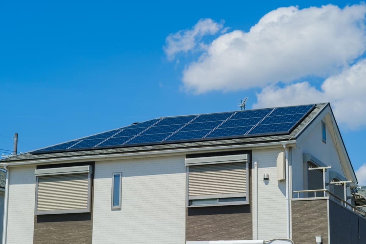 夫が「老後の電気代対策になる」と太陽光発電を検討中。しかし定年を前に「150万円」の出費は正直厳しい…本当に元を取ることはできるのでしょうか? 元を取るまでに何年かかりますか?