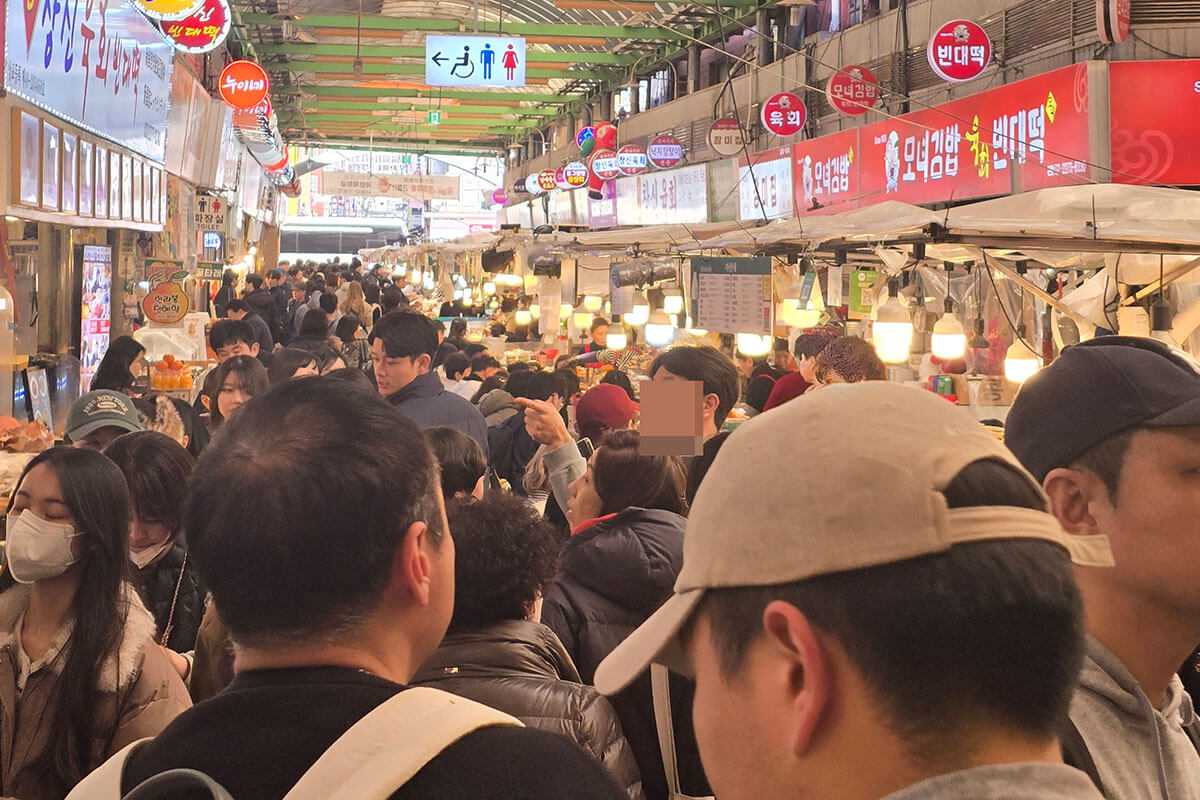 2月21日土曜日、ソウルの東大門にある「広蔵市場」にて。 外国人観光客で賑わうが、この日は特に中国人観光客が多い。パンやデザートの店が混雑していた(撮影:ノ・ミンハ)