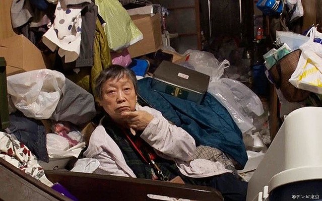 画像 心霊シェアハウス 総勢11匹 犬に囲まれた 半家族 壮絶 物 物 物だらけ 今が気になる レジェンド家主 と中継 など 激変した人生を生きる人々が登場 家 ついて行ってイイですか テレ東プラス 1 5 ライブドアニュース